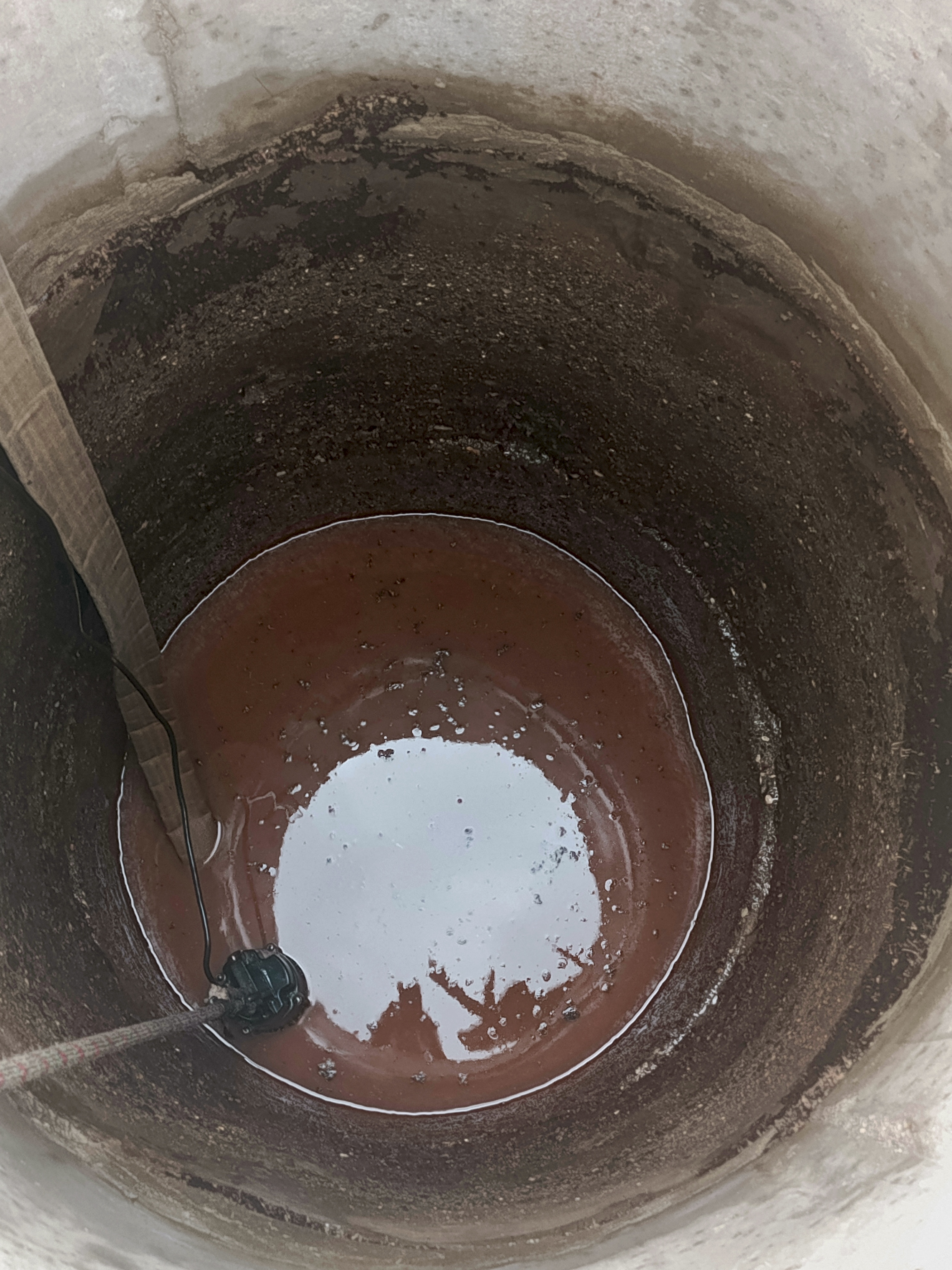 Мутная вода в колодце